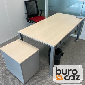 Bureau droit plateau chêne clair piètement métal gris avec caisson
