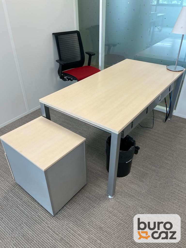 Bureau droit plateau chêne clair piètement métal gris avec caisson