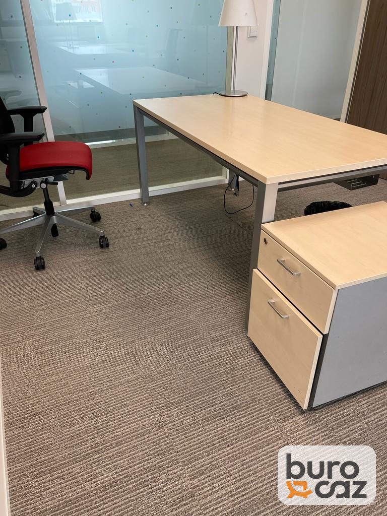 Bureau droit plateau chêne clair piètement métal gris avec caisson — photo 2