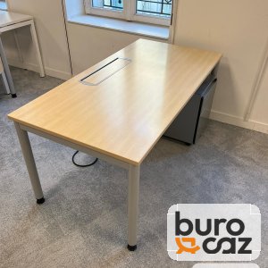 Bureau droit plateau érable avec trappe passe-câbles
