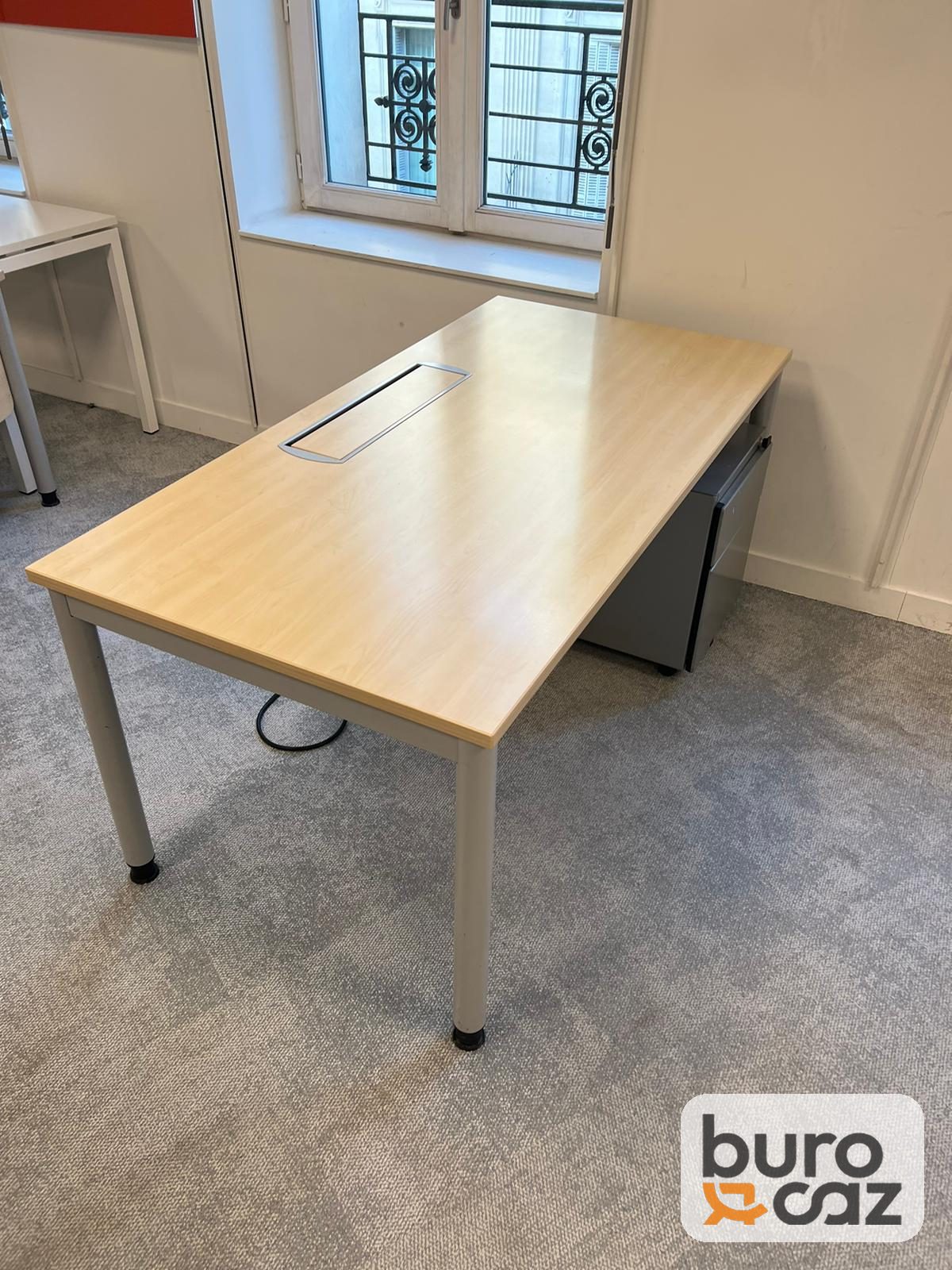 Bureau droit plateau érable avec trappe passe-câbles