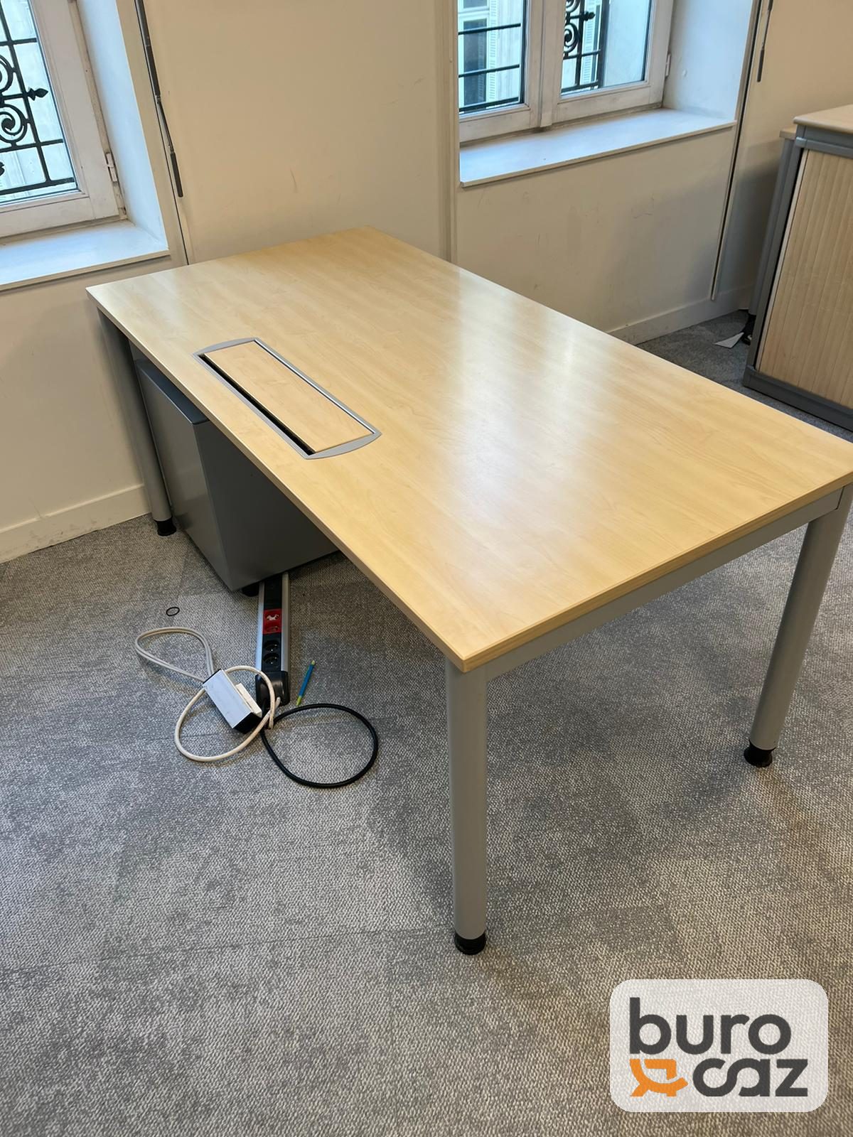 Bureau droit plateau érable avec trappe passe-câbles — photo 2