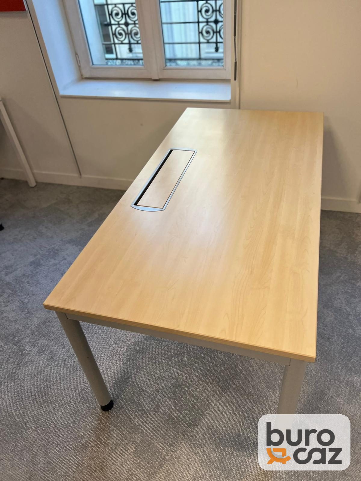 Bureau droit plateau érable avec trappe passe-câbles — photo 3