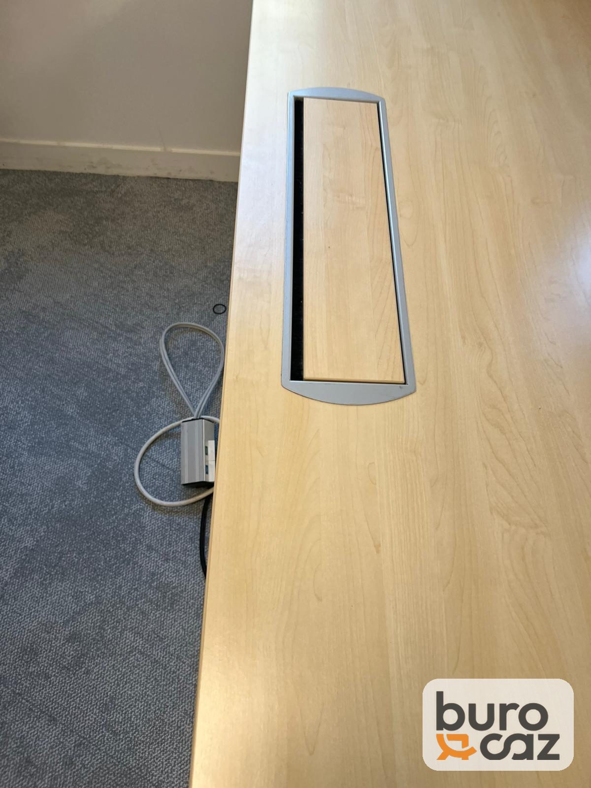 Bureau droit plateau érable avec trappe passe-câbles — photo 4