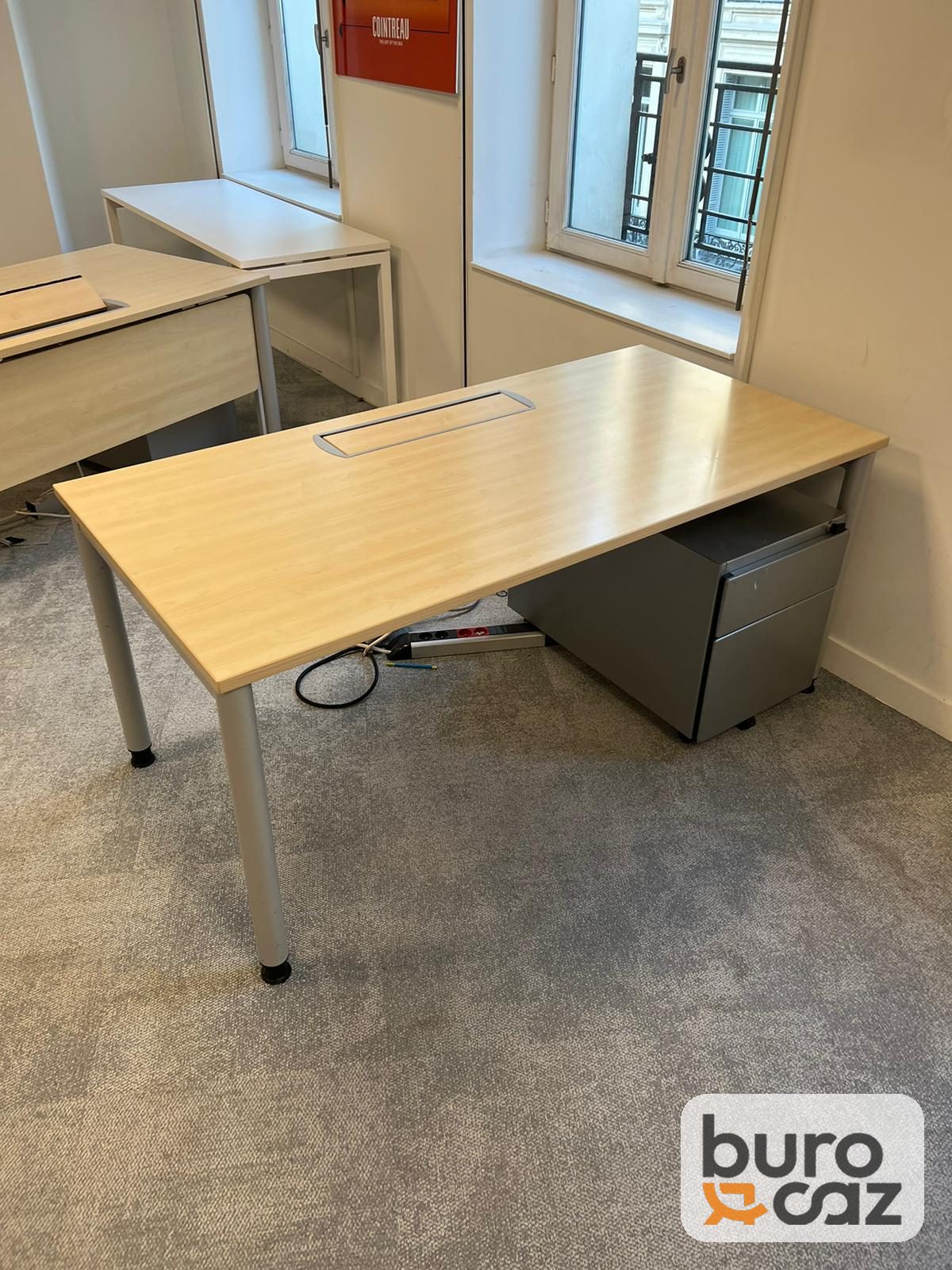 Bureau droit plateau érable avec trappe passe-câbles — photo 5