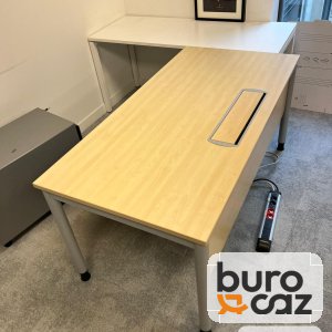 Bureau droit plateau érable avec trappe passe-câbles et voile de fond
