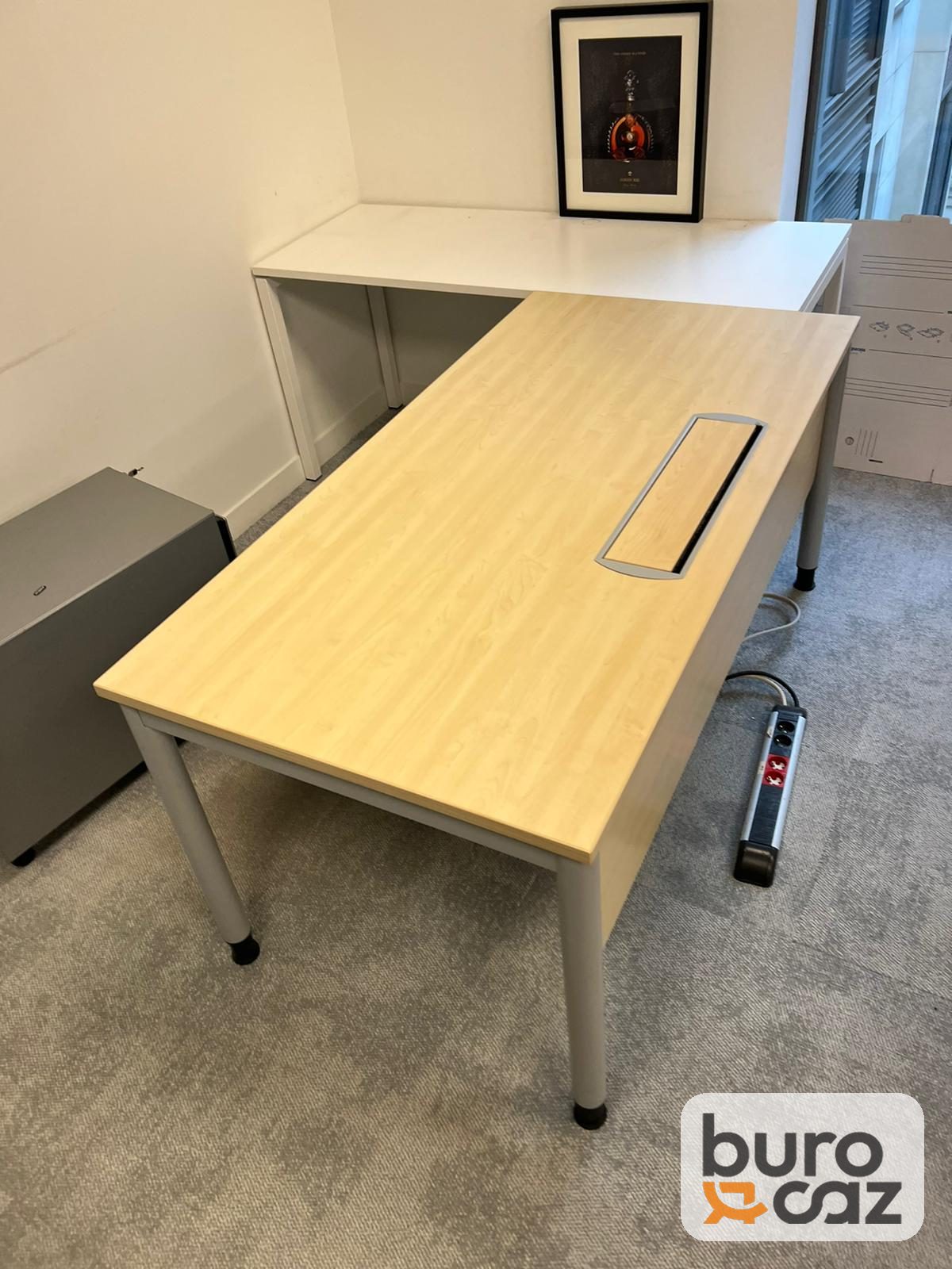 Bureau droit plateau érable avec trappe passe-câbles et voile de fond