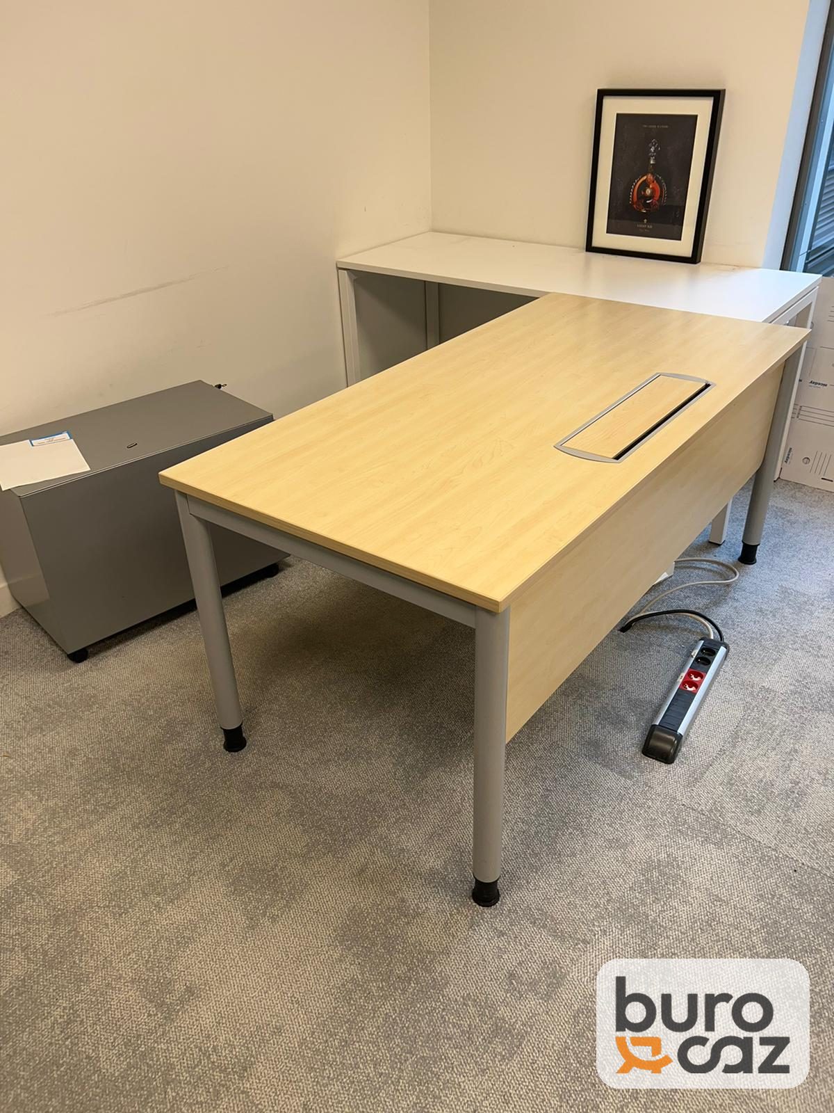 Bureau droit plateau érable avec trappe passe-câbles et voile de fond — photo 2
