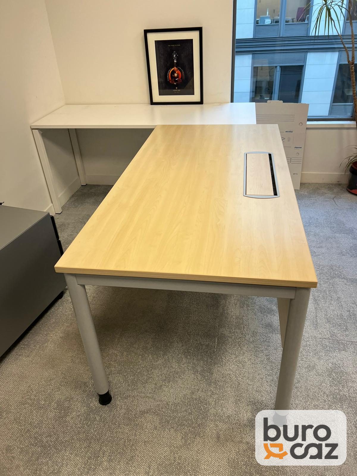 Bureau droit plateau érable avec trappe passe-câbles et voile de fond — photo 3