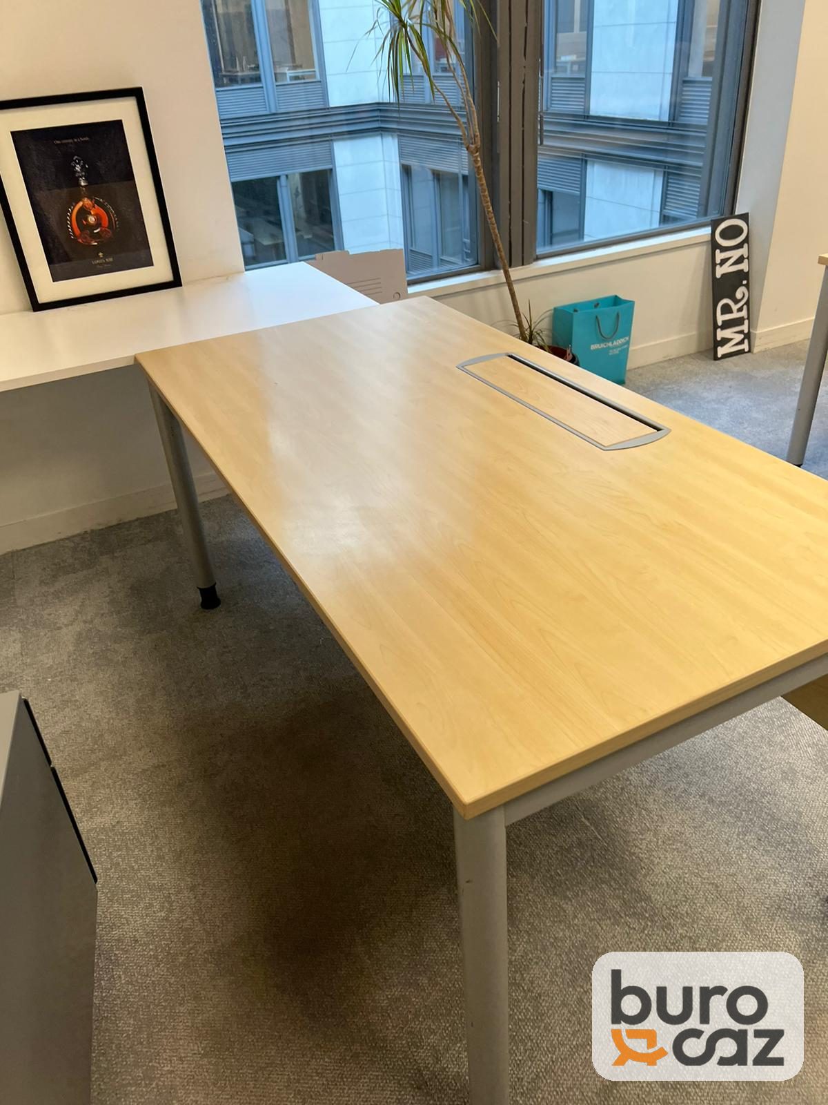 Bureau droit plateau érable avec trappe passe-câbles et voile de fond — photo 4