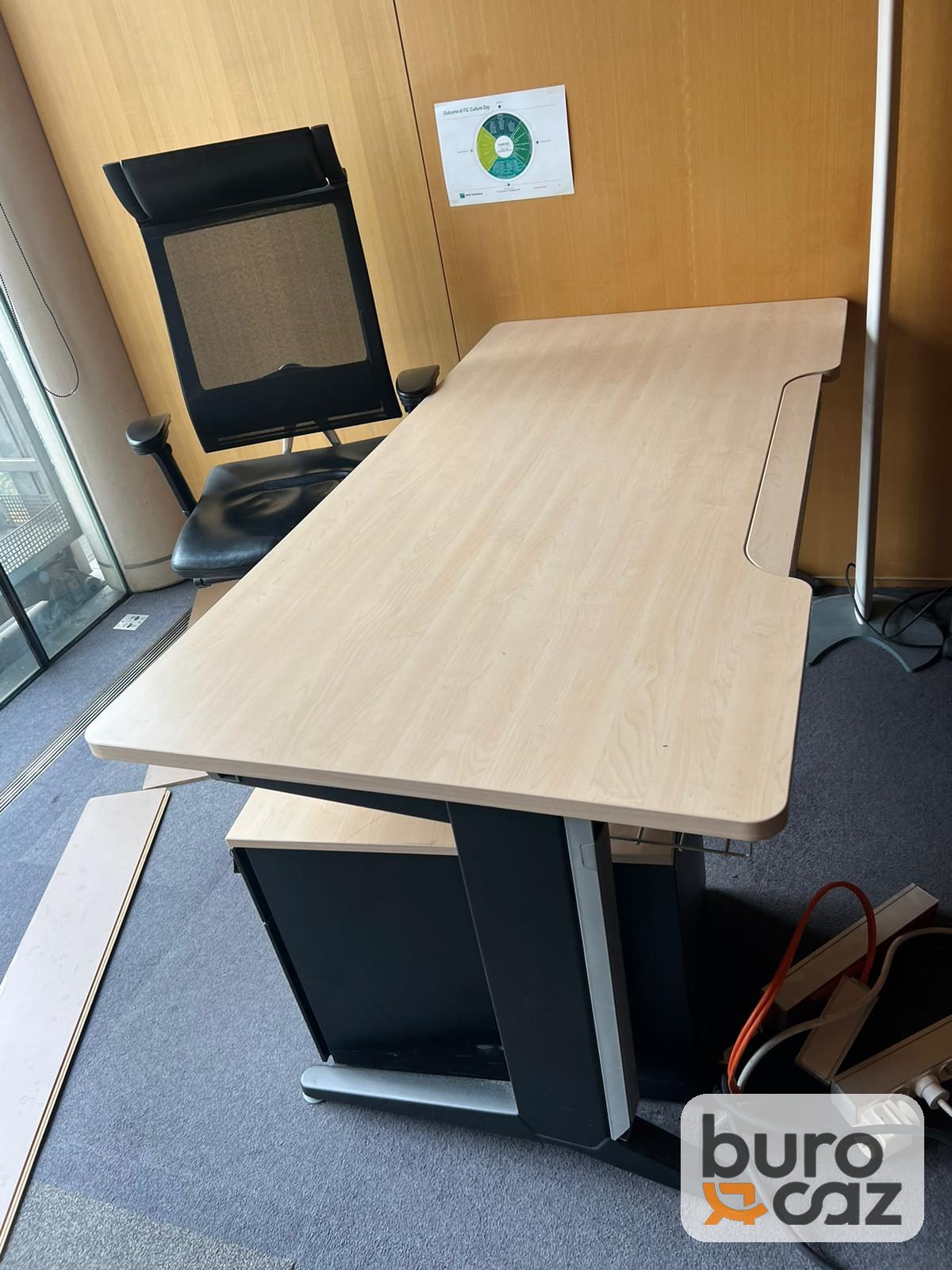 Bureau droit plateau érable découpe ergonomique avec caisson