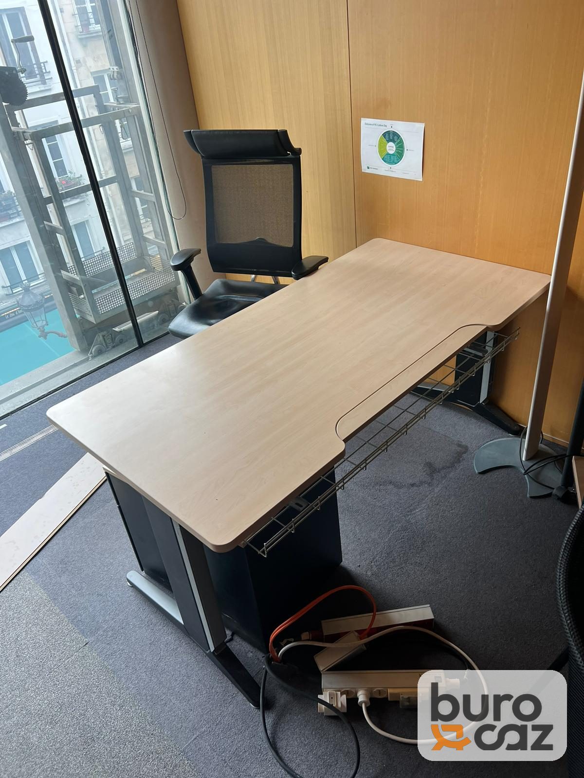 Bureau droit plateau érable découpe ergonomique avec caisson — photo 10