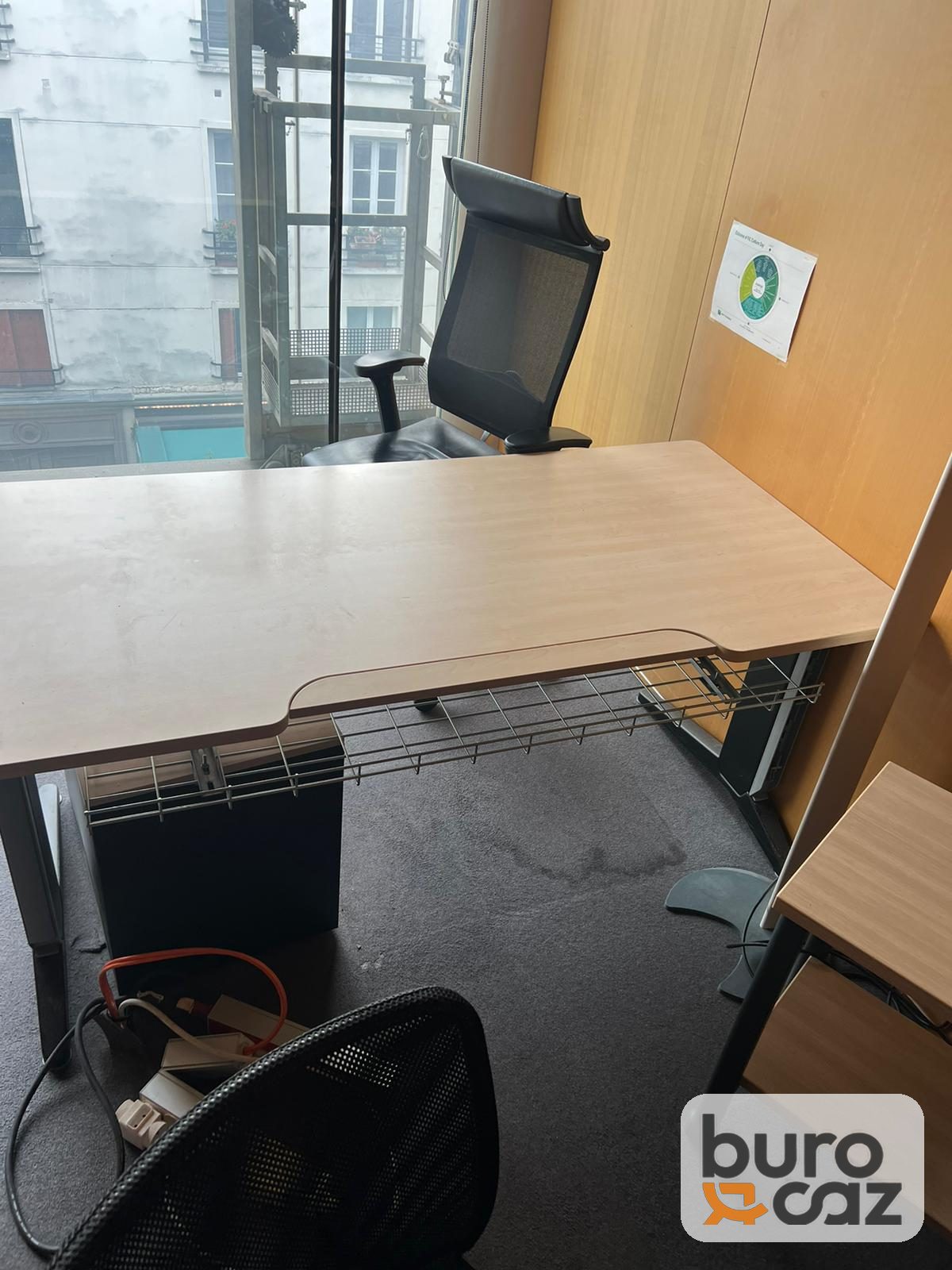 Bureau droit plateau érable découpe ergonomique avec caisson — photo 11