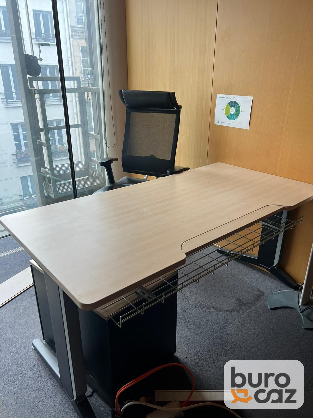Bureau droit plateau érable découpe ergonomique avec caisson — photo 12