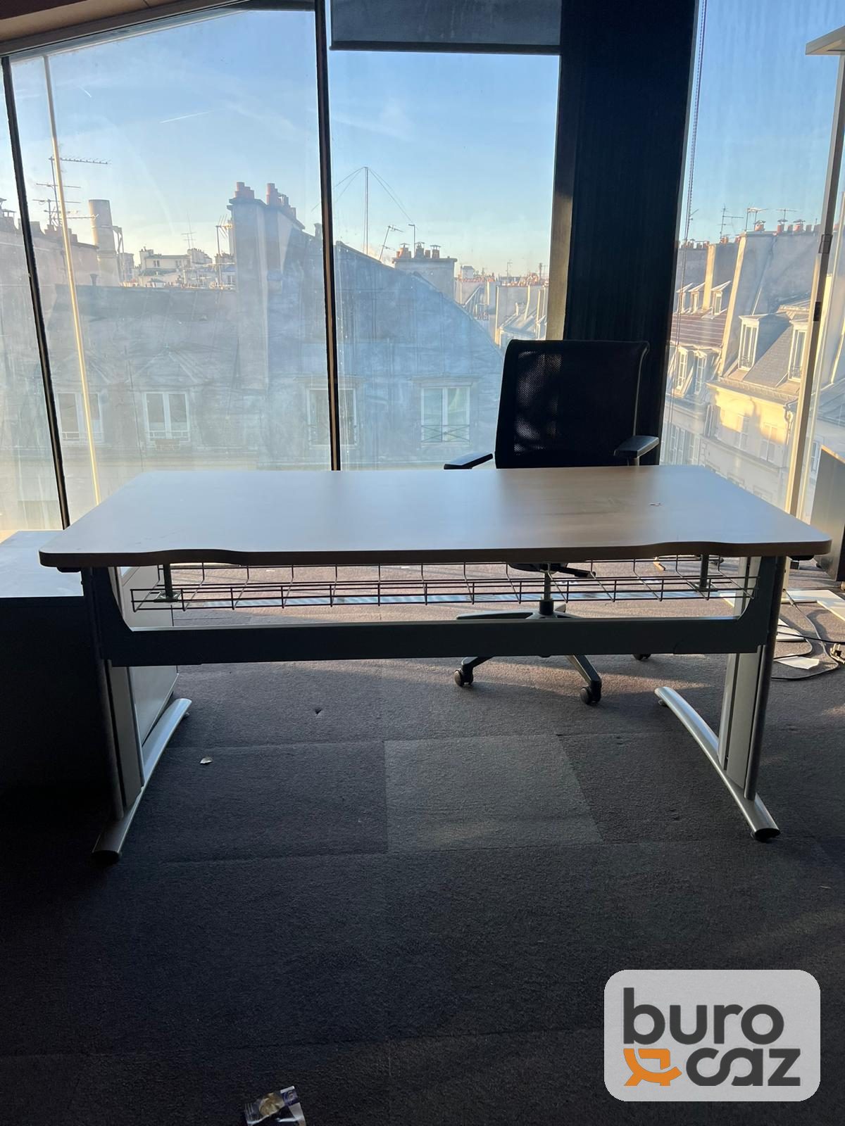 Bureau droit plateau érable découpe ergonomique avec caisson — photo 13