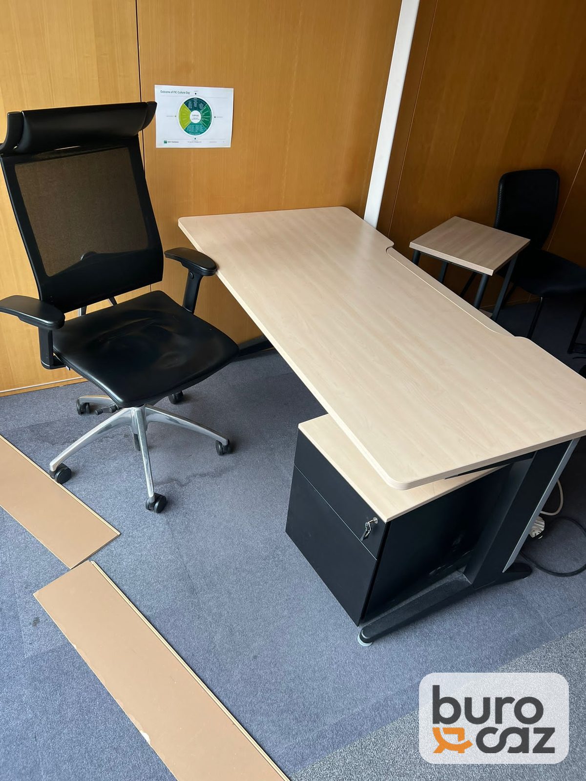 Bureau droit plateau érable découpe ergonomique avec caisson — photo 2
