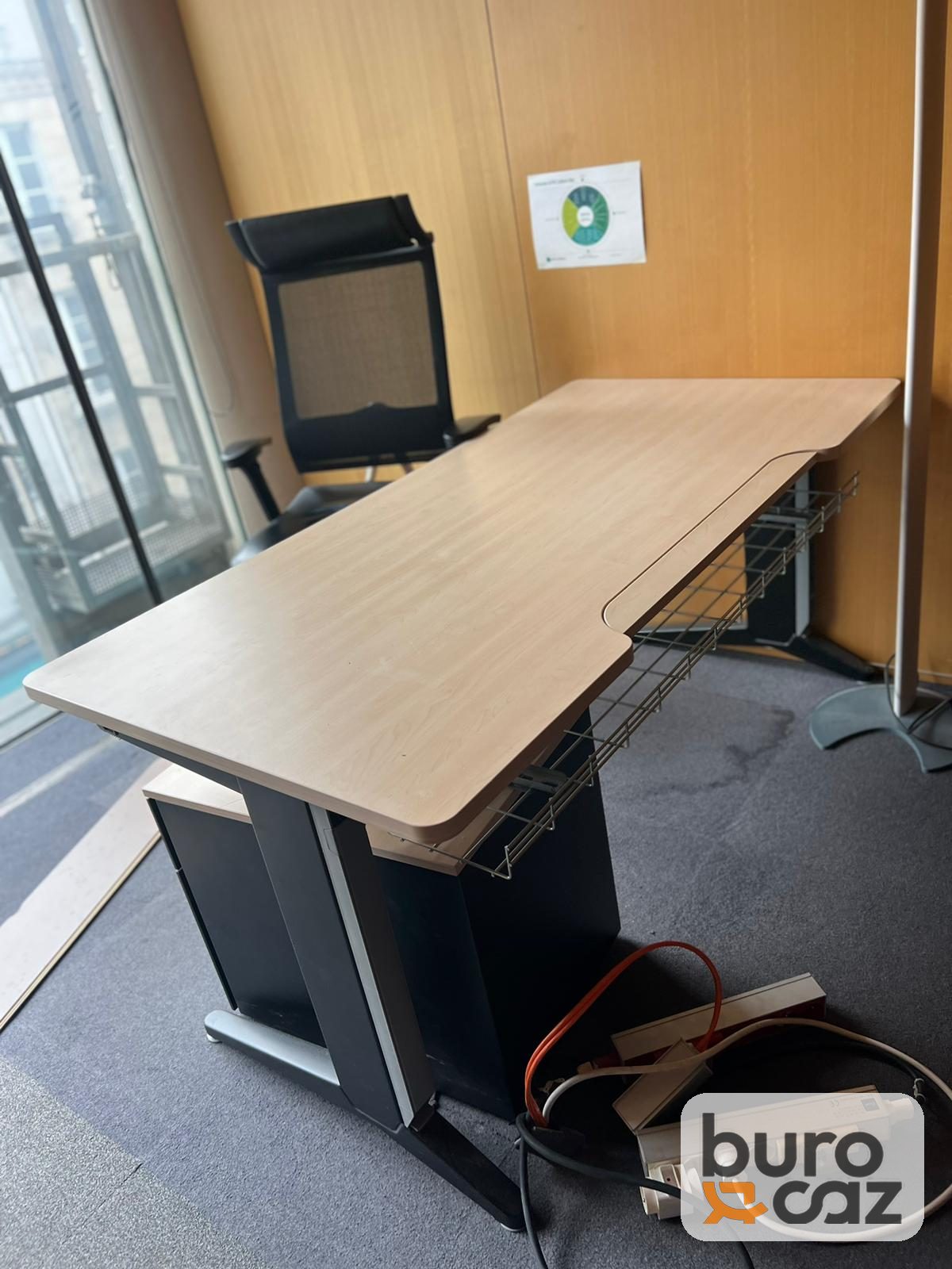Bureau droit plateau érable découpe ergonomique avec caisson — photo 4