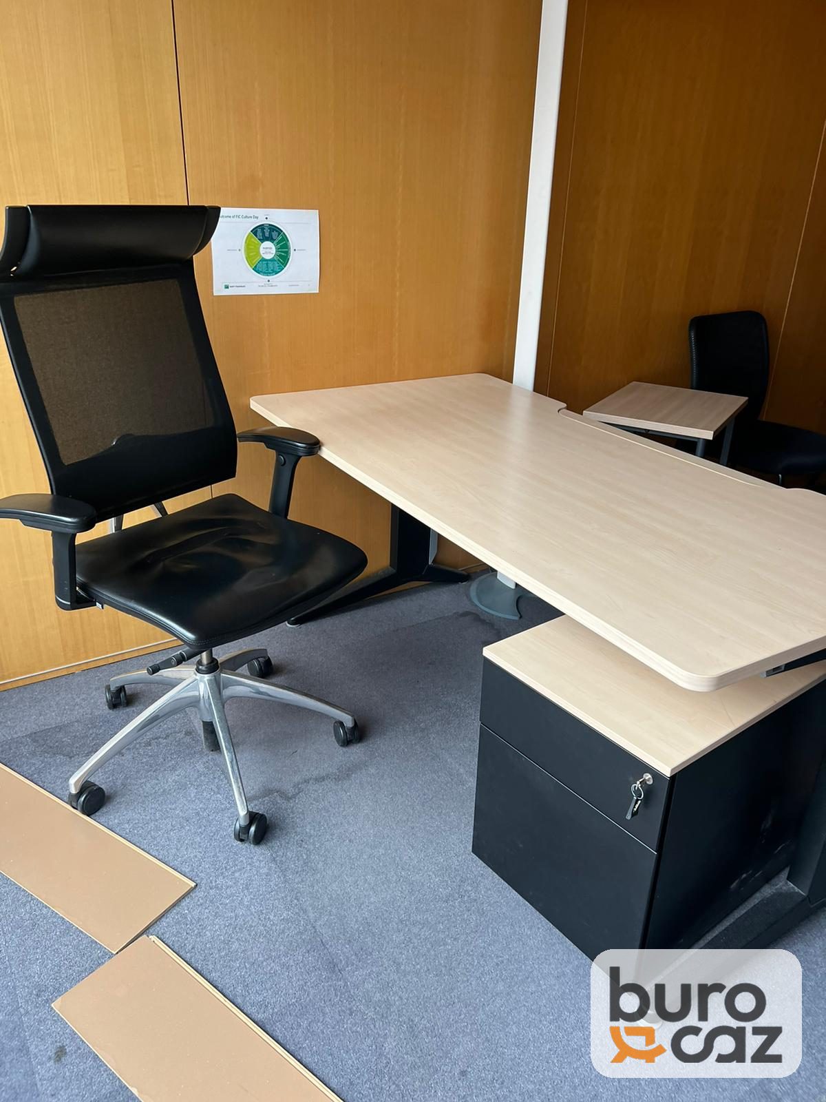 Bureau droit plateau érable découpe ergonomique avec caisson — photo 5