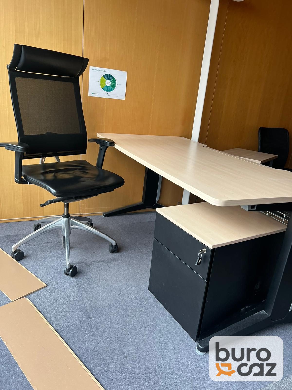 Bureau droit plateau érable découpe ergonomique avec caisson — photo 6