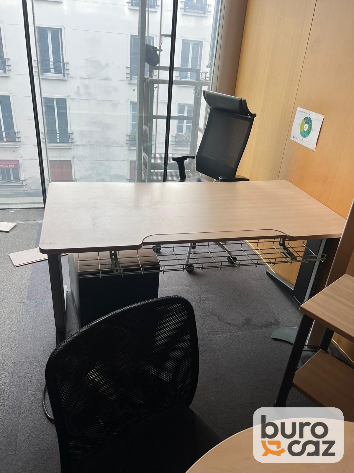 Bureau droit plateau érable découpe ergonomique avec caisson — photo 7