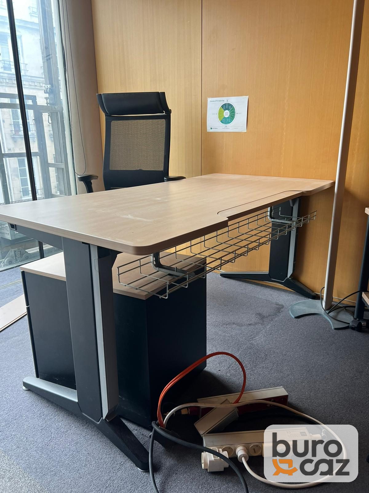 Bureau droit plateau érable découpe ergonomique avec caisson — photo 8