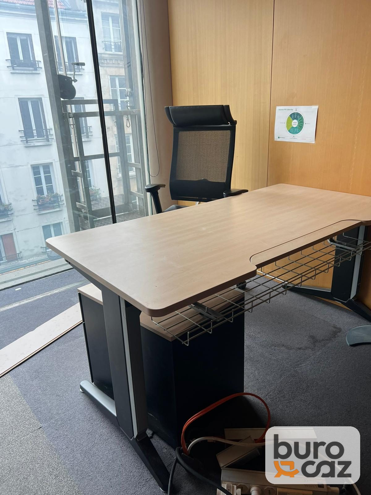 Bureau droit plateau érable découpe ergonomique avec caisson — photo 9
