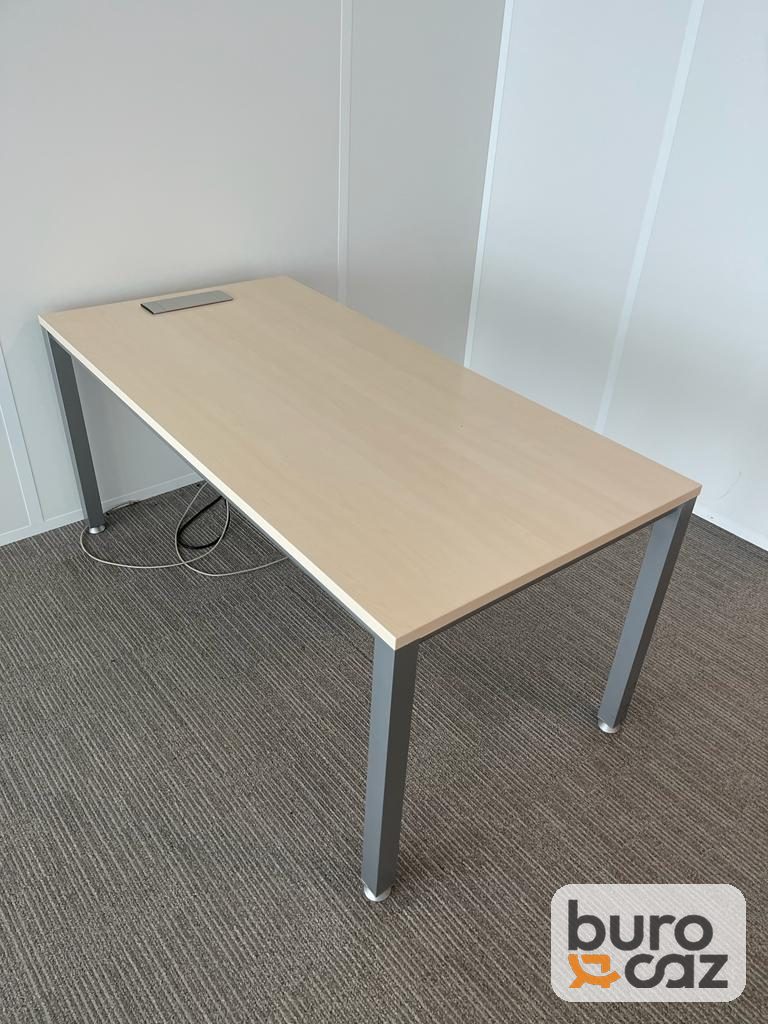 Bureau droit plateau érable piètement gris