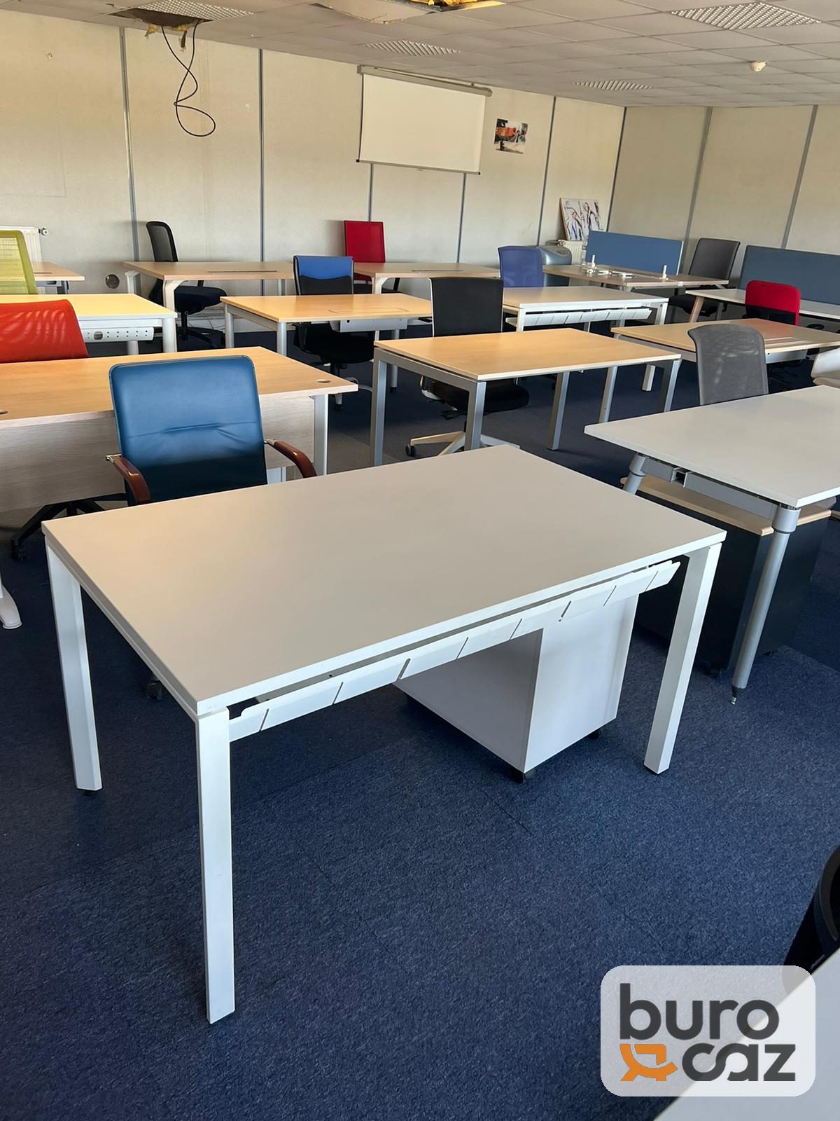 Bureau droit plateau gris clair piètement blanc
