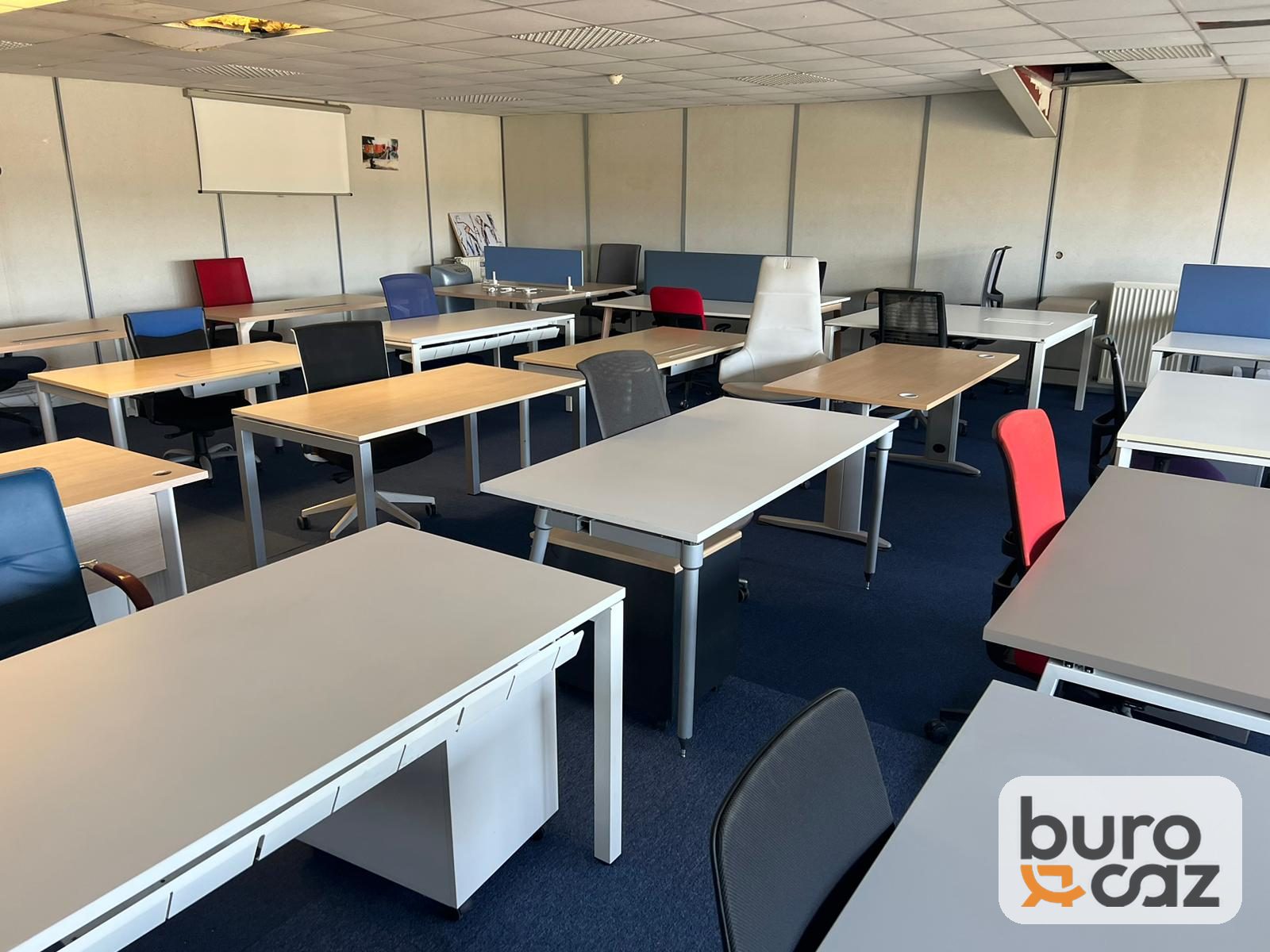 Bureau droit plateau gris clair piètement blanc — photo 2