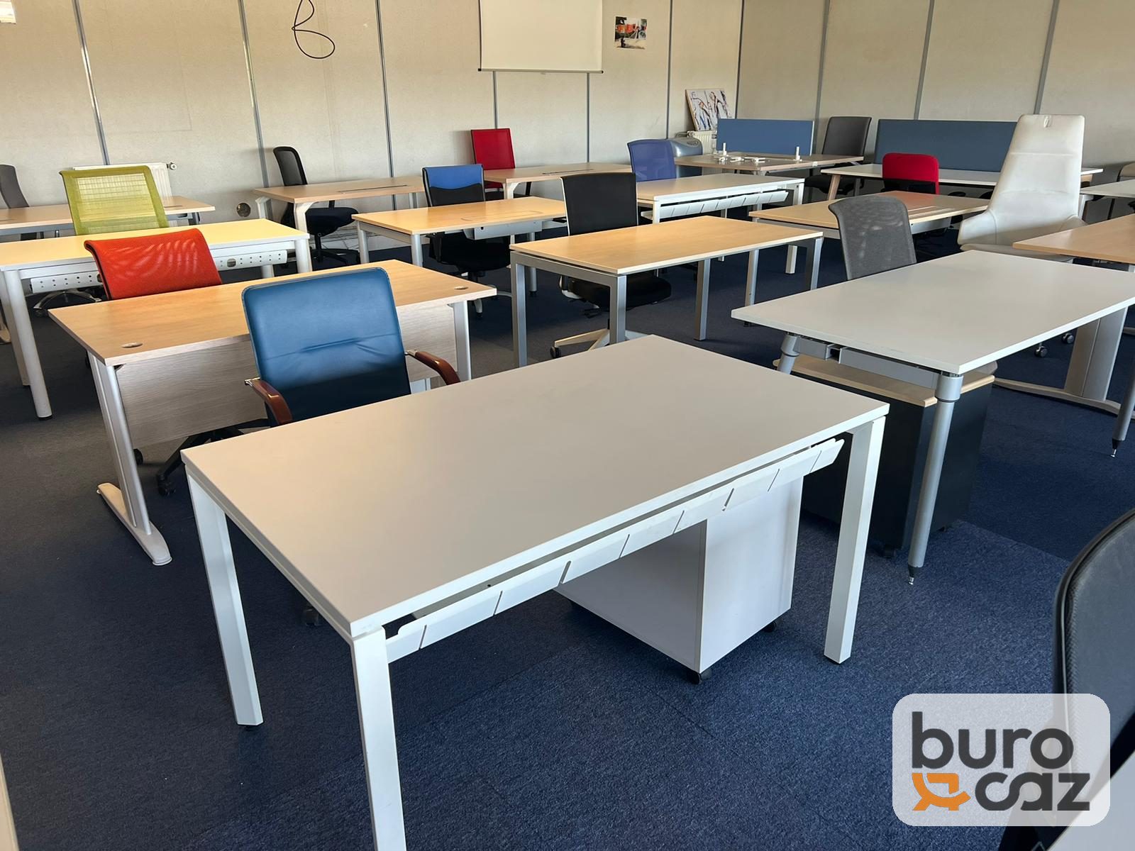 Bureau droit plateau gris clair piètement blanc — photo 3