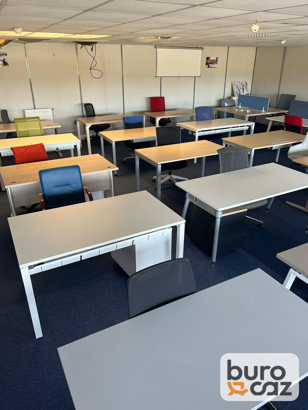 Bureau droit plateau gris clair piètement blanc — photo 4