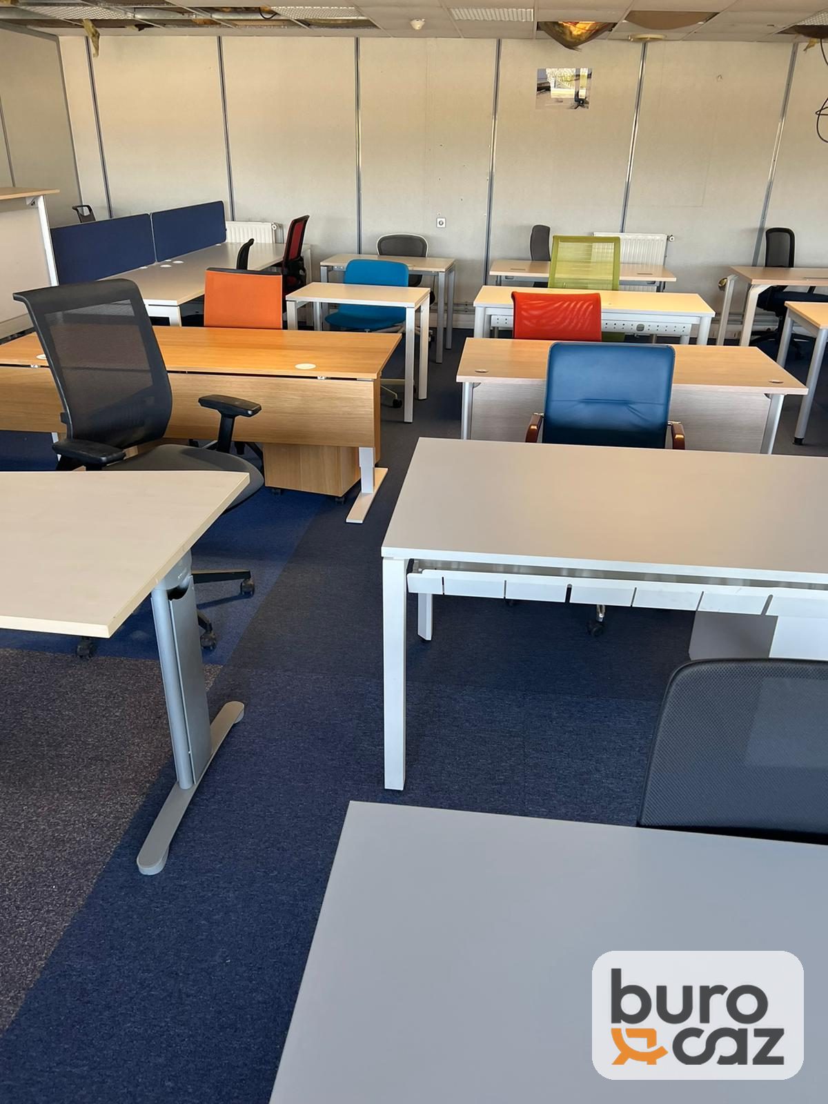Bureau droit plateau gris clair piètement blanc — photo 5