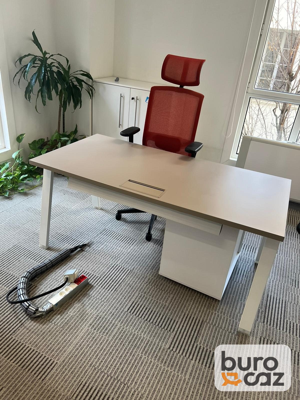 Bureau droit plateau taupe piètement blanc avec trappe