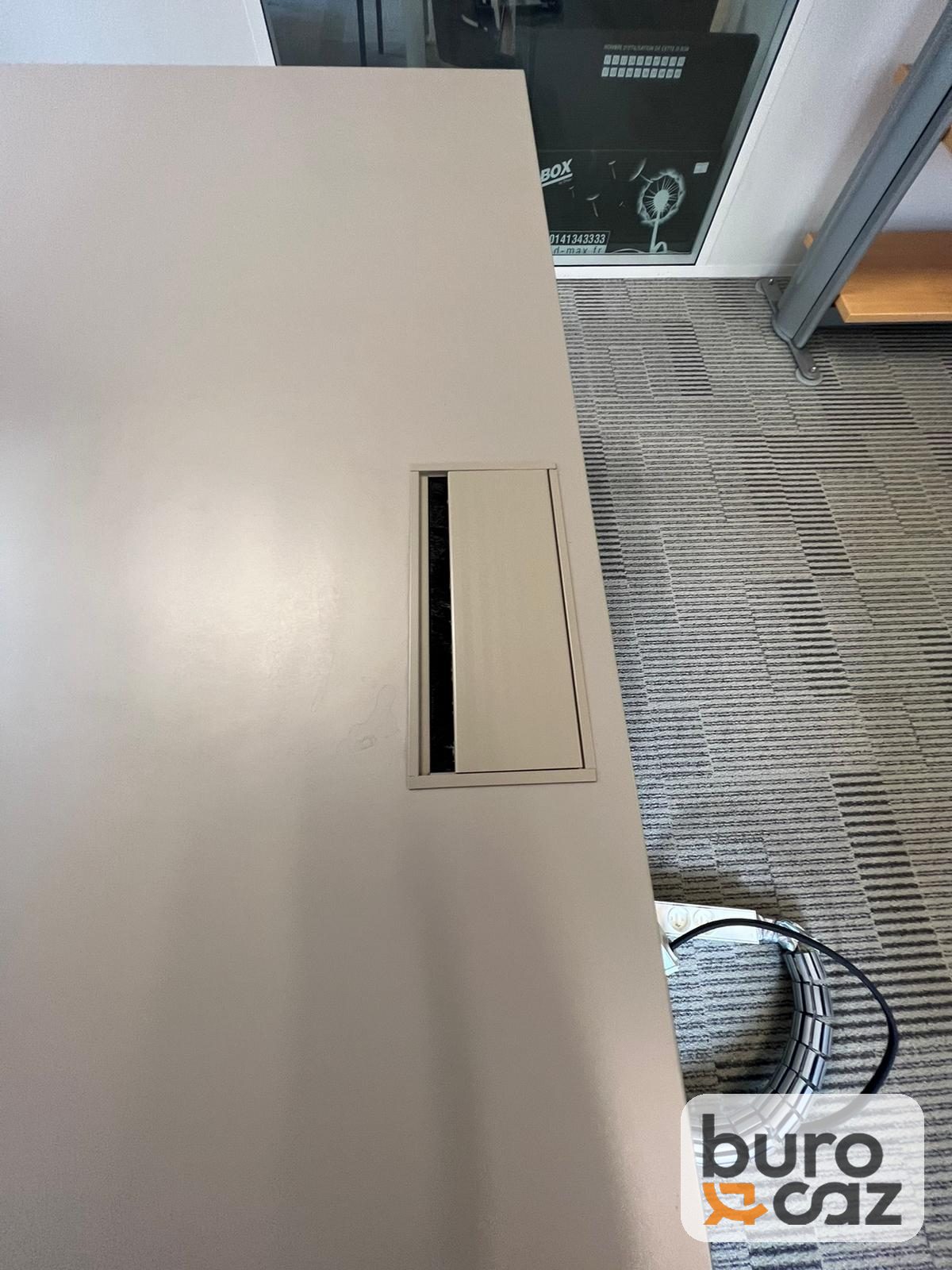 Bureau droit plateau taupe piètement blanc avec trappe — photo 2