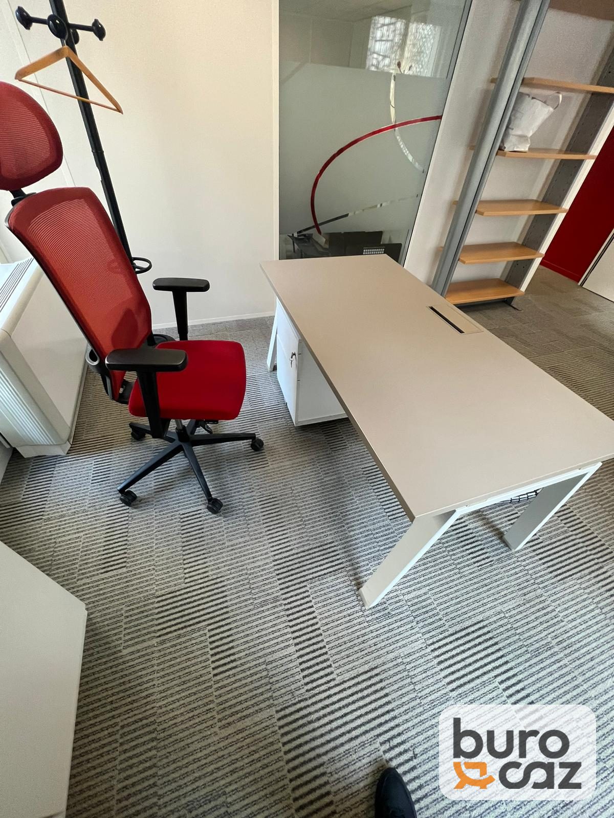 Bureau droit plateau taupe piètement blanc avec trappe — photo 3