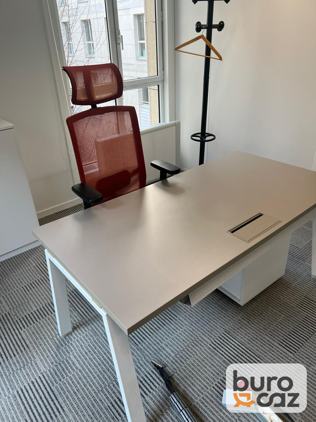 Bureau droit plateau taupe piètement blanc avec trappe — photo 4