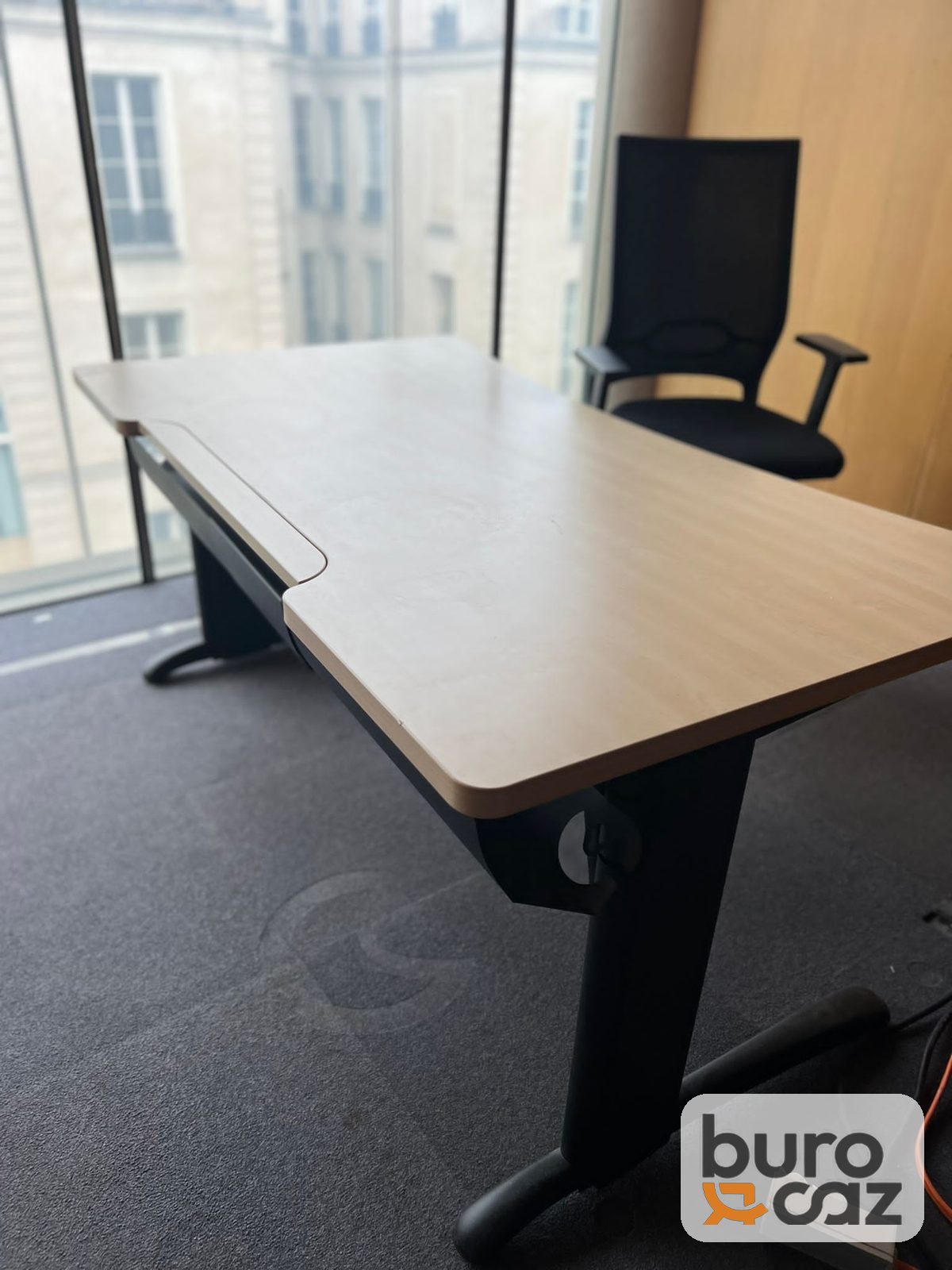 Bureau droit plateau vague beige piètement noir