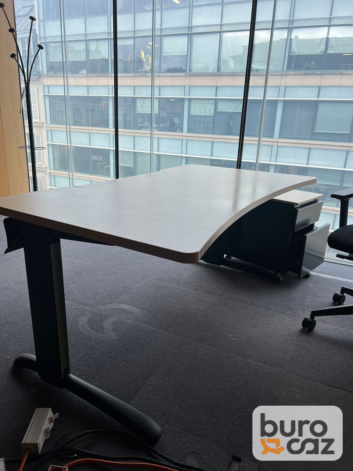 Bureau droit plateau vague beige piètement noir — photo 2
