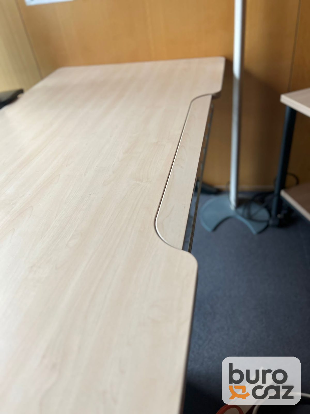 Bureau plateau bois clair à découpe ergonomique