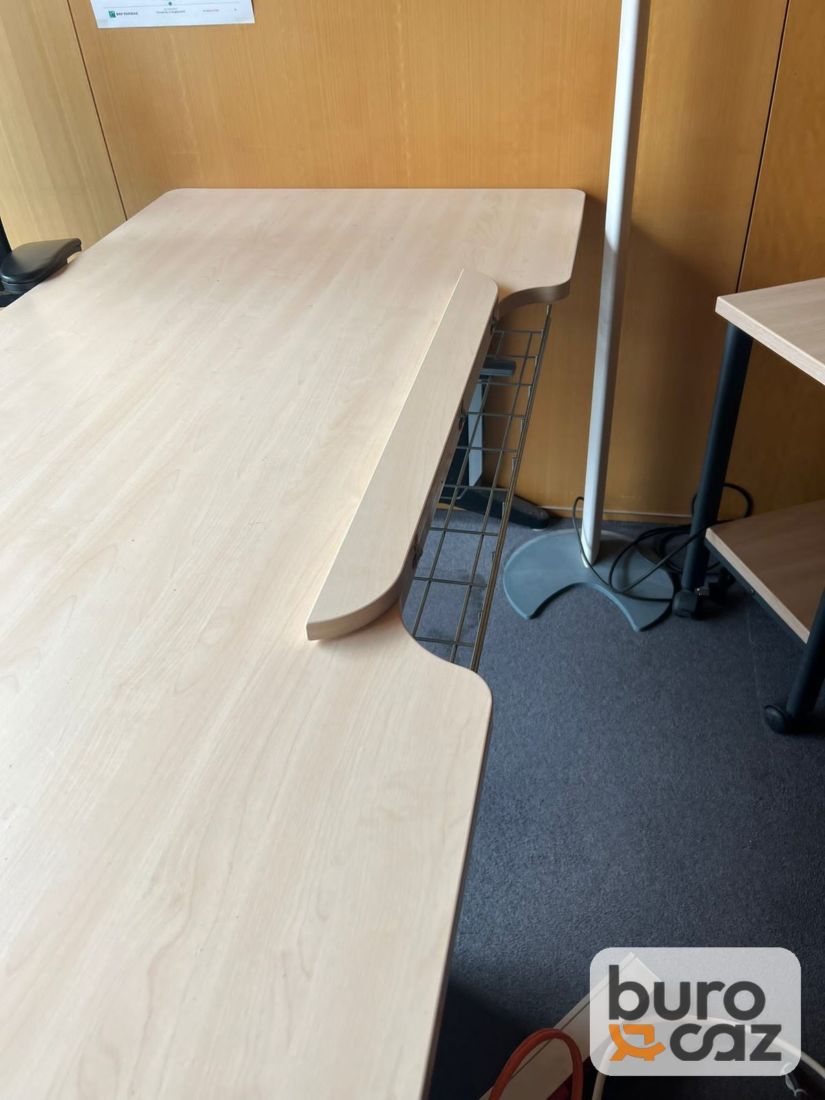 Bureau plateau bois clair à découpe ergonomique — photo 2