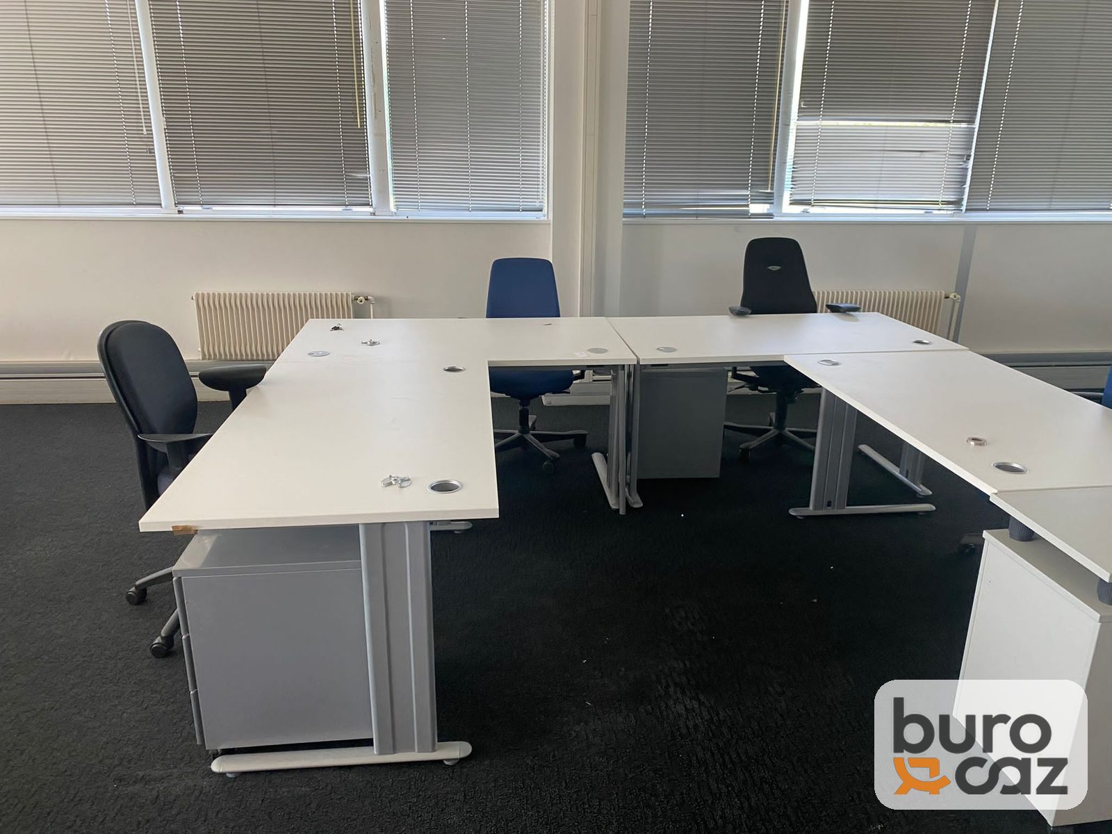 Bureaux blancs piètement métal avec caissons