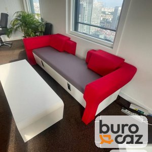 Canapé lounge modulaire rouge et blanc avec table basse
