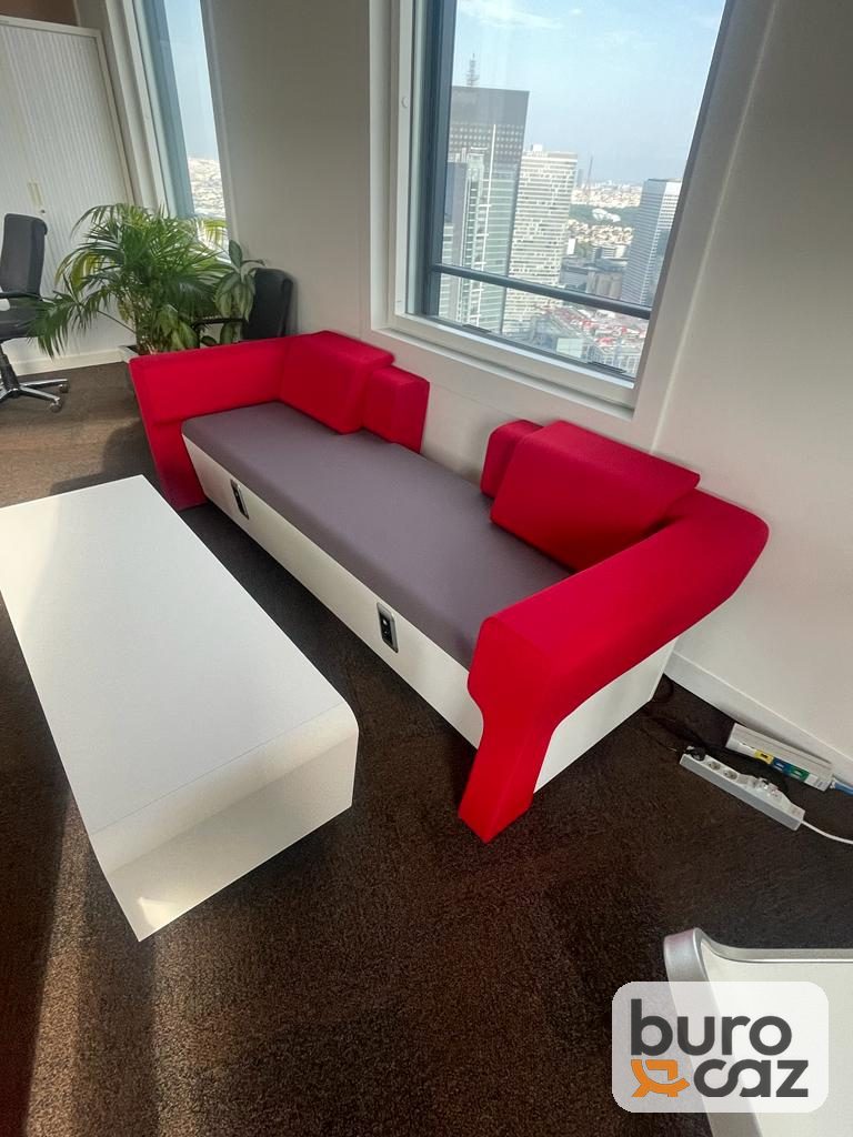 Canapé lounge modulaire rouge et blanc avec table basse