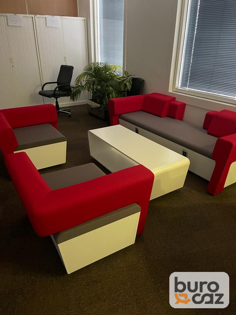 Canapé lounge modulaire rouge et blanc avec table basse — photo 2
