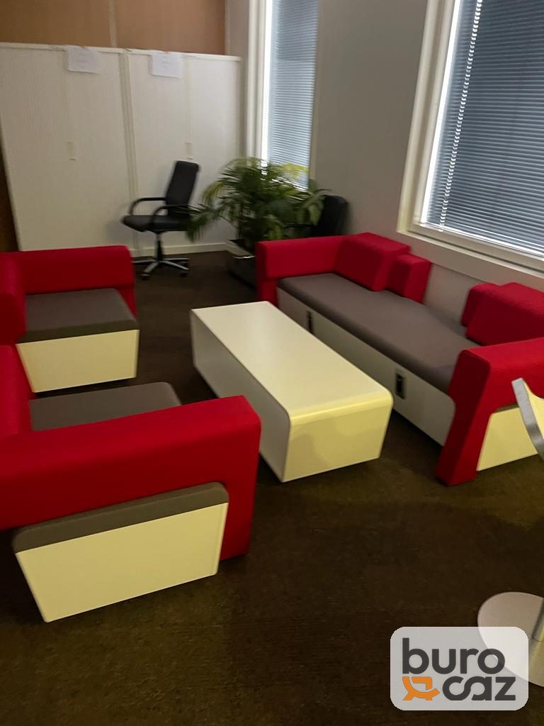 Canapé lounge modulaire rouge et blanc avec table basse — photo 3