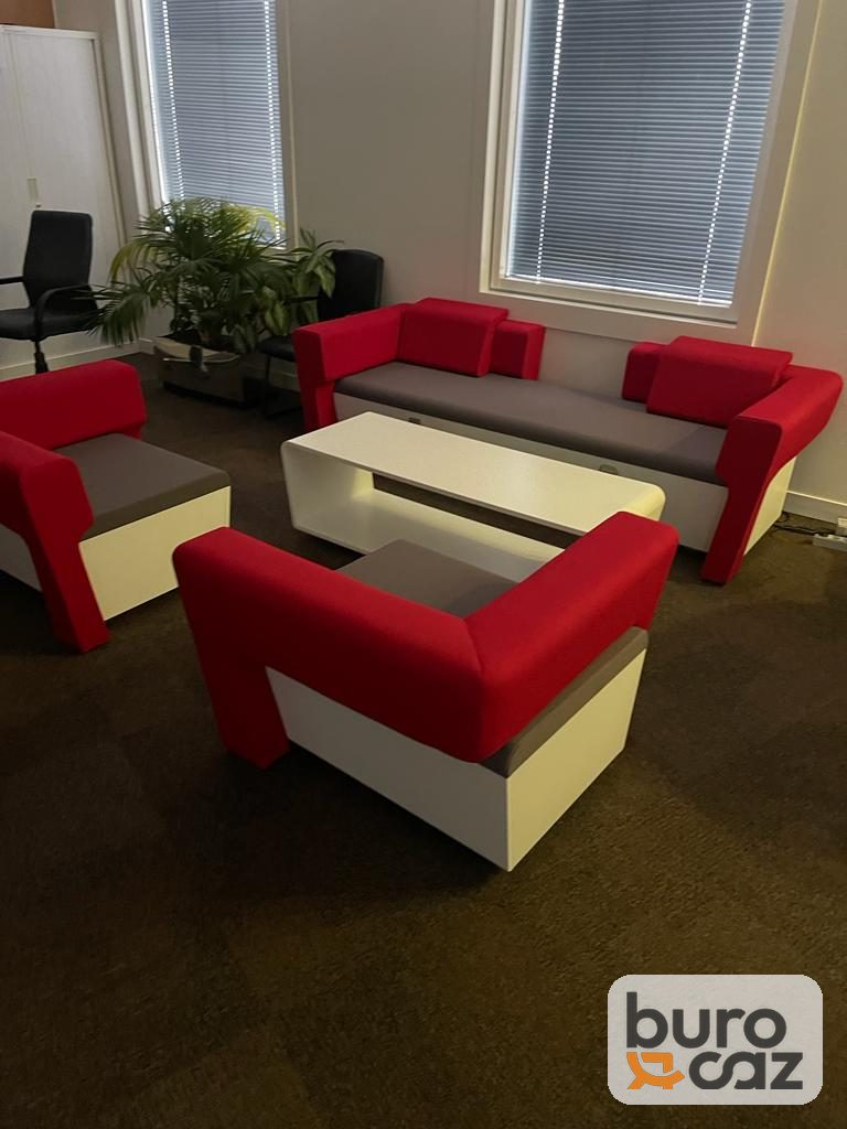 Canapé lounge modulaire rouge et blanc avec table basse — photo 4