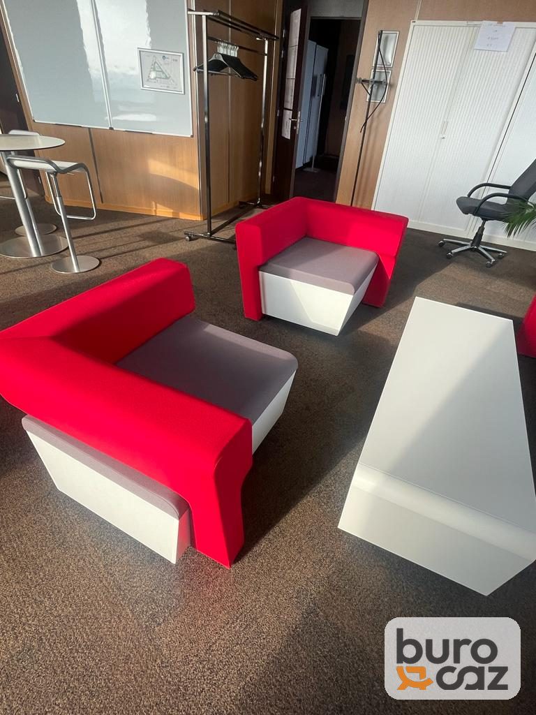 Canapé lounge modulaire rouge et blanc avec table basse — photo 5