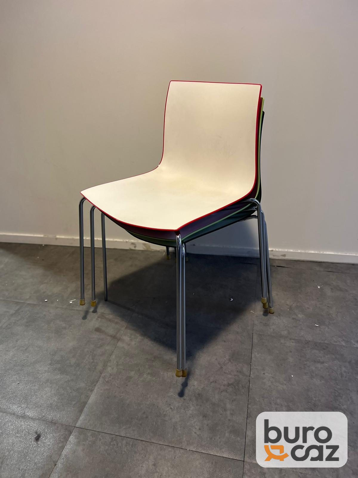 Chaise coque empilable bicolore piètement chromé