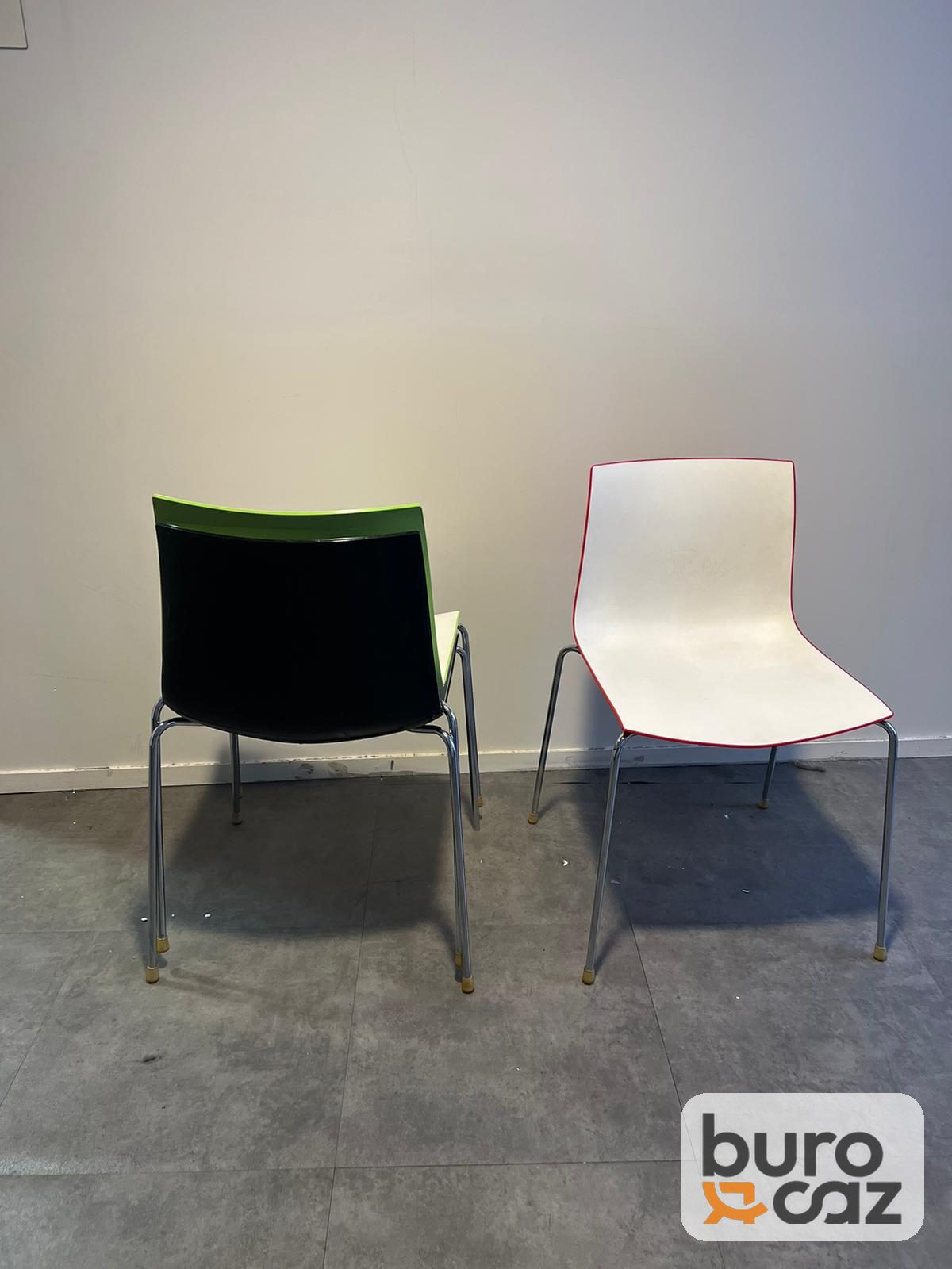 Chaise coque empilable bicolore piètement chromé — photo 2