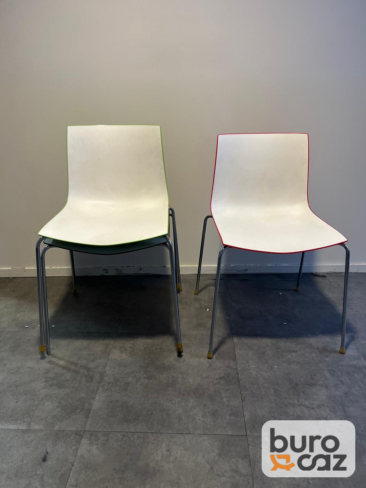 Chaise coque empilable bicolore piètement chromé — photo 3